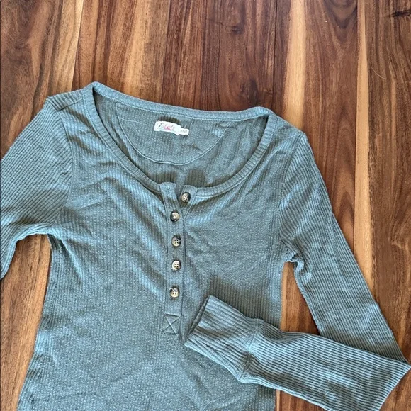Ribbed Long-Sleeve Henley Top in Green - Picture 2 of 3